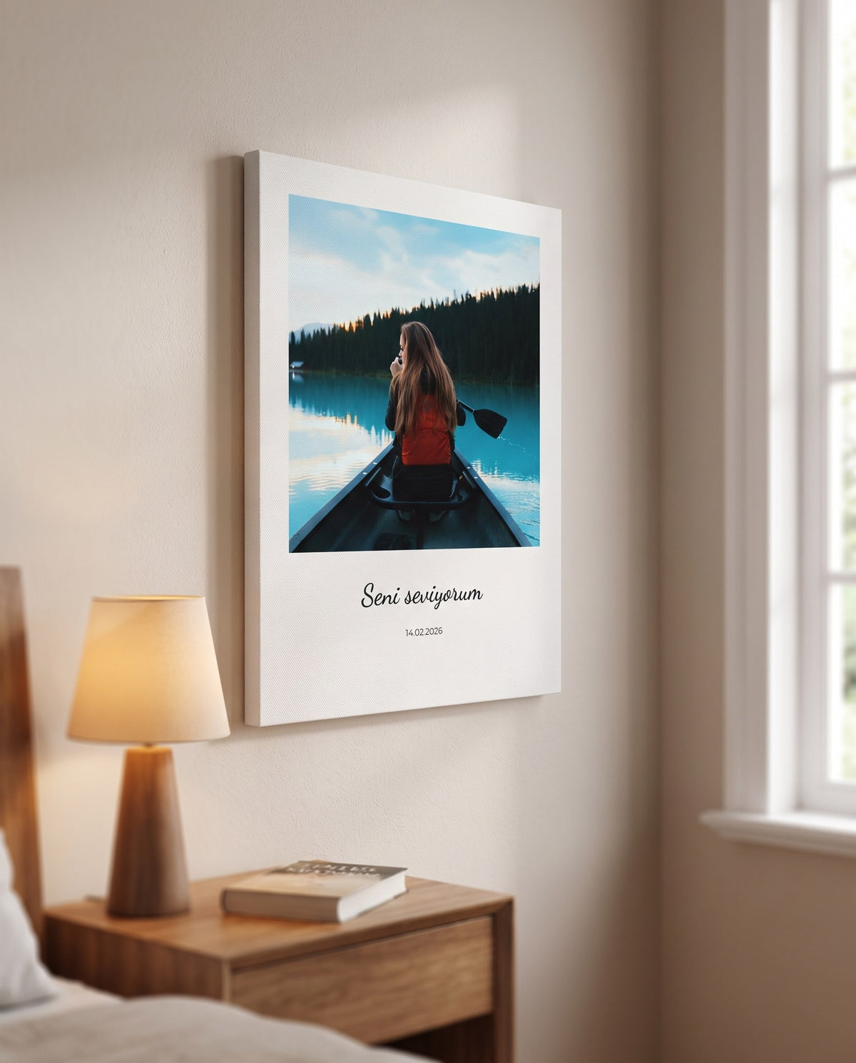 30x40 Yazılı Kanvas Tablo – duvarda temsili kanvas görseli