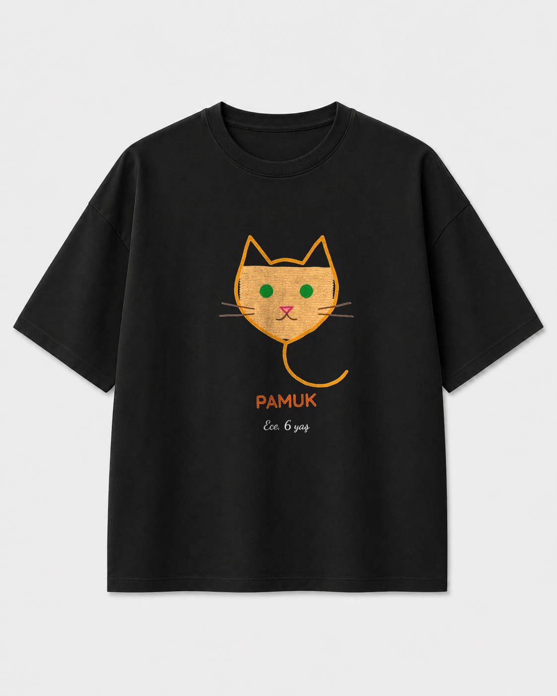 Çocuğun kedi çizimi ve isim baskılı siyah oversize tişört