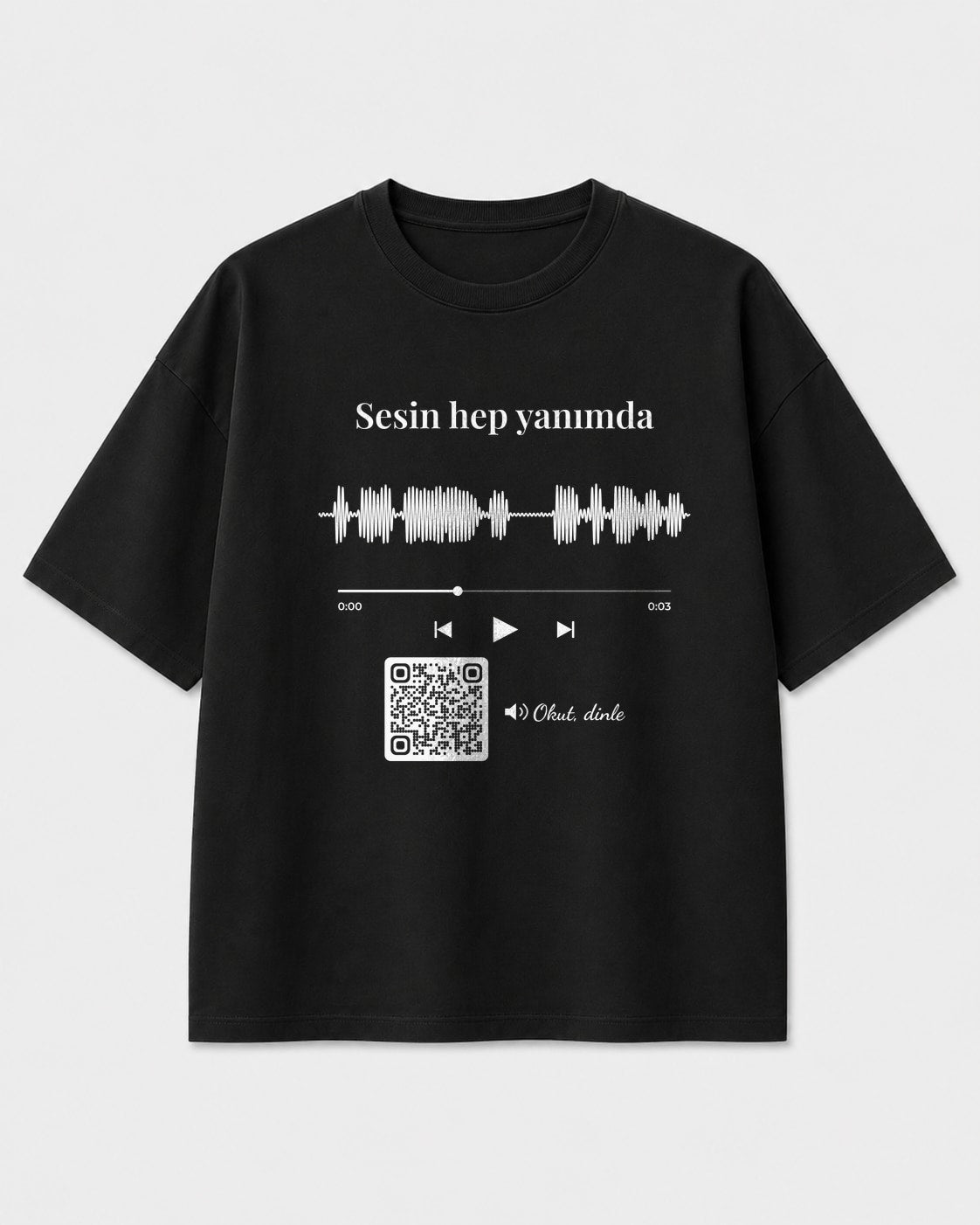 İnce çizgi ses dalgası ve QR kodlu siyah oversize tişört